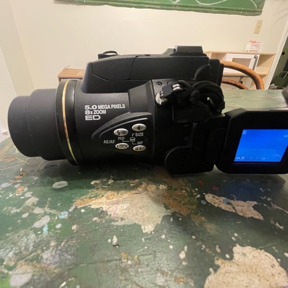 Like New Nikon Coolpix 5700 Point & Shoot Camera - Picture 3 of 10